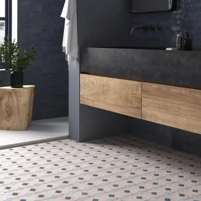 Baño con azulejos efecto cemento en tonos neutros, colección Kasbah de Equipe