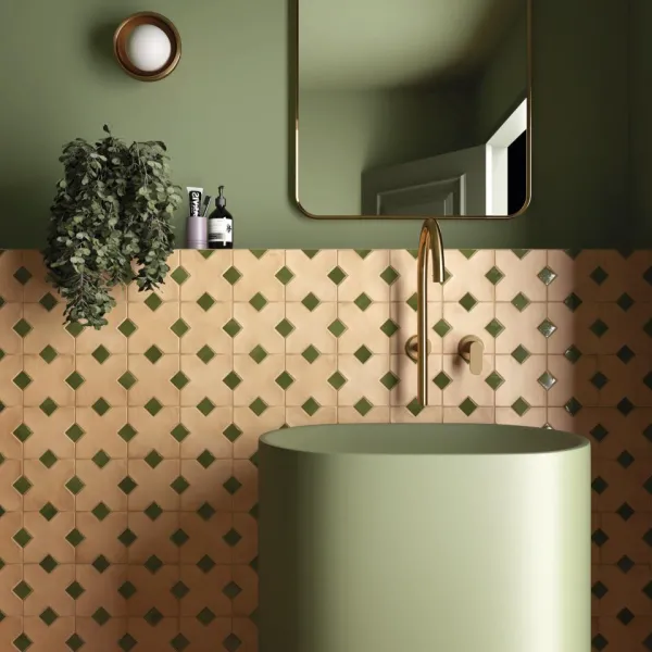 Baño con azulejos efecto cemento en tonos cálidos, colección Kasbah de Equipe