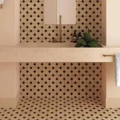 Baño con azulejos efecto cemento en tonos cálidos, colección Kasbah de Equipe