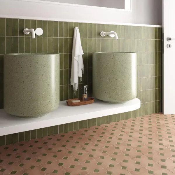 Baño con azulejos efecto cemento en tonos cálidos, colección Kasbah de Equipe