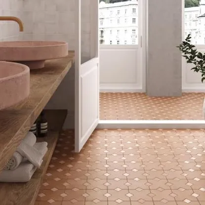 Baño con azulejos efecto cemento en tonos cálidos, colección Kasbah de Equipe