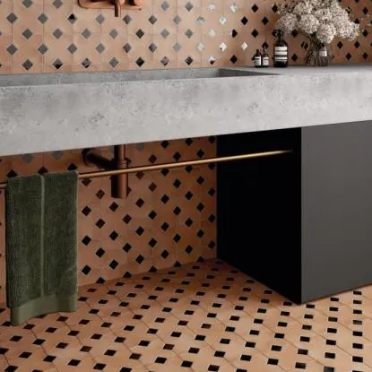 Baño con azulejos efecto cemento en tonos cálidos, colección Kasbah de Equipe