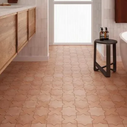 Baño con azulejos efecto cemento en tonos cálidos, colección Kasbah de Equipe