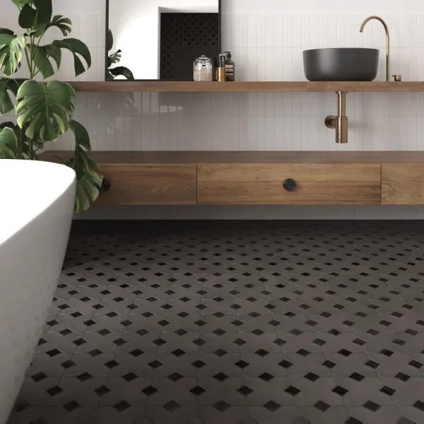 Baño con azulejos efecto cemento en tonos neutros, colección Kasbah de Equipe