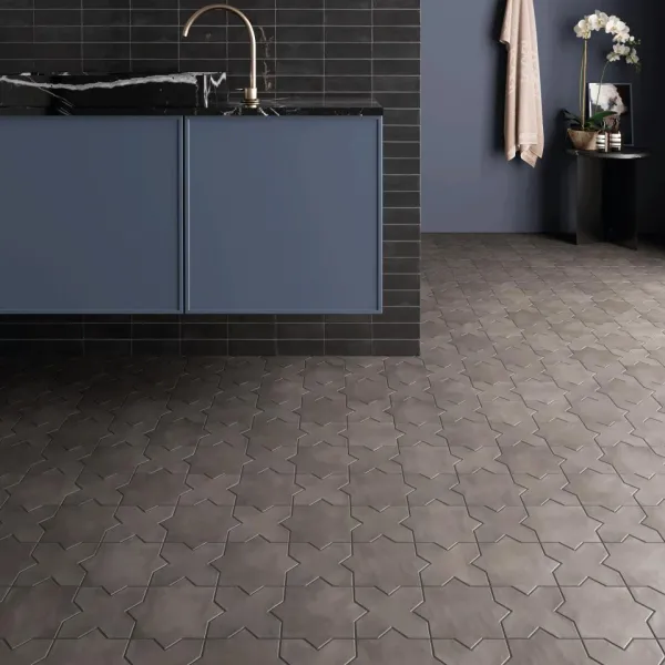 Baño con azulejos efecto cemento en tonos neutros, colección Kasbah de Equipe