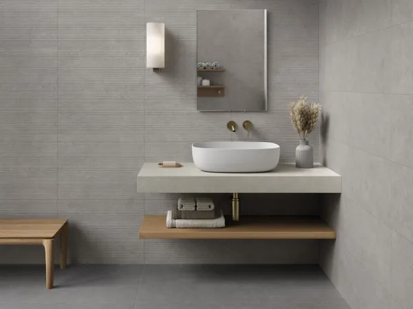 Baño con azulejos efecto cemento en tonos neutros, colección Level de Argenta