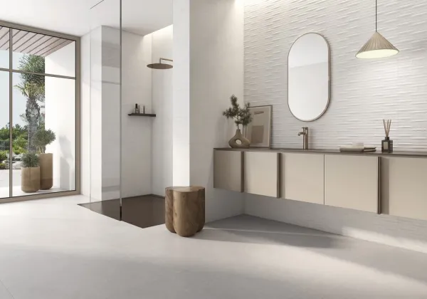 Baño con azulejos efecto cemento en tonos neutros, colección Levin de Navarti