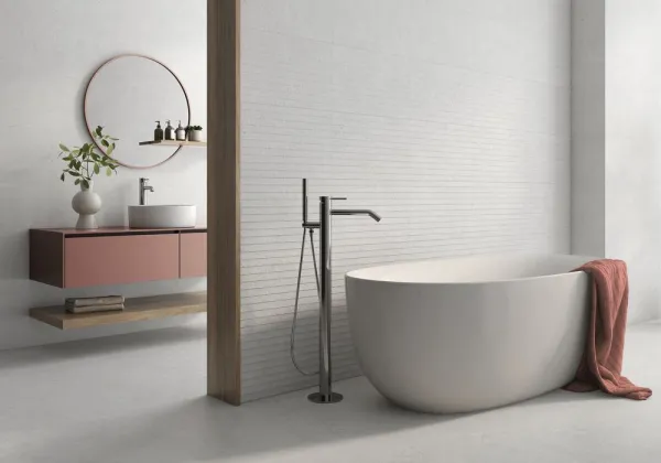 Baño con azulejos efecto cemento en tonos neutros, colección Levin de Navarti