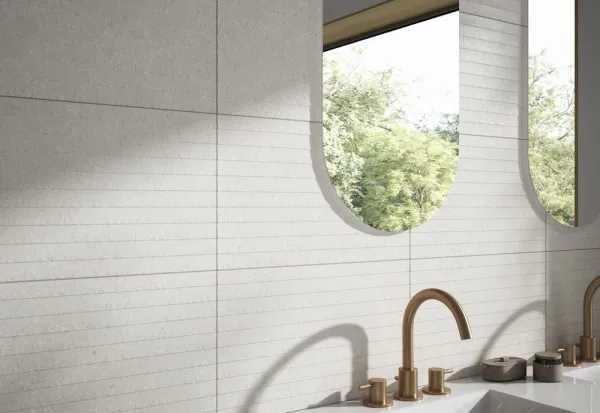 Baño con azulejos efecto cemento en tonos neutros, colección Levin de Navarti