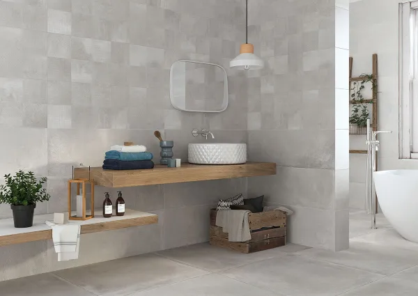 Baño con azulejos efecto cemento en tonos neutros, colección Madox de Halcón