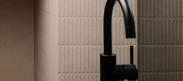 Baño con azulejos efecto cemento en tonos cálidos, colección Metropoli de Argenta