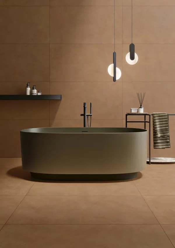Baño con azulejos efecto cemento en tonos cálidos, colección Metropolis de Margres