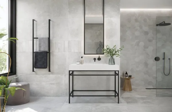 Baño con azulejos efecto cemento en tonos neutros, colección Midtown de Cifre