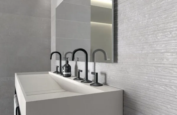 Baño con azulejos efecto cemento en tonos neutros, colección Midtown de Cifre