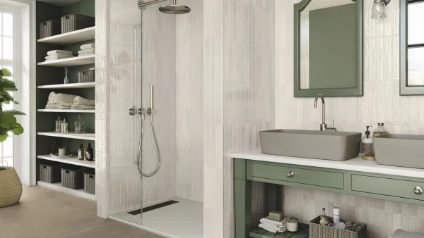 Baño con azulejos efecto cemento en tonos neutros, colección Moonstone de Ape