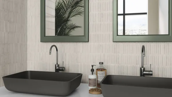 Baño con azulejos efecto cemento en tonos neutros, colección Moonstone de Ape