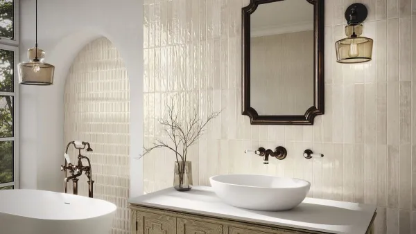 Baño con azulejos efecto cemento en tonos cálidos, colección Moonstone de Ape