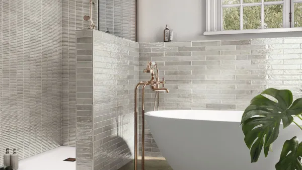 Baño con azulejos efecto cemento en tonos neutros, colección Moonstone de Ape