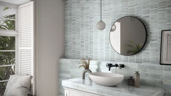 Baño con azulejos efecto cemento, colección Moonstone de Ape
