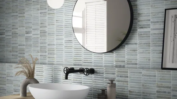 Baño con azulejos efecto cemento en tonos fríos, colección Moonstone de Ape