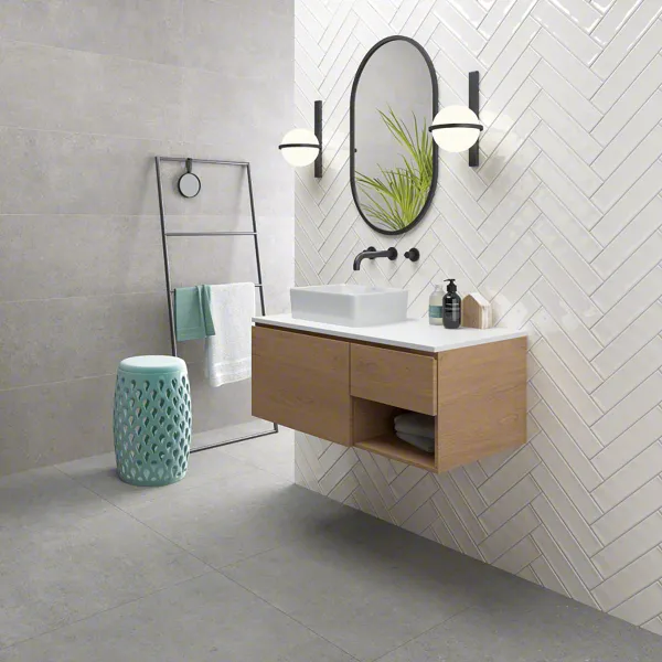 Baño con azulejos efecto cemento en tonos neutros, colección Nassau de Vives