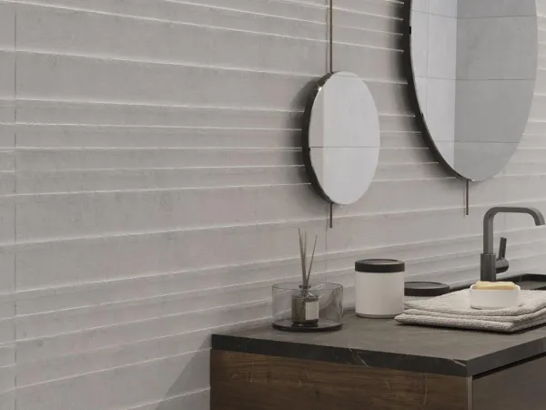 Baño con azulejos efecto cemento en tonos neutros, colección Neo de Ibero Casa Infinita