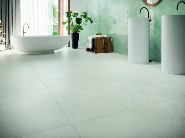 Baño con azulejos efecto cemento en tonos fríos, colección Norwich de Cifre