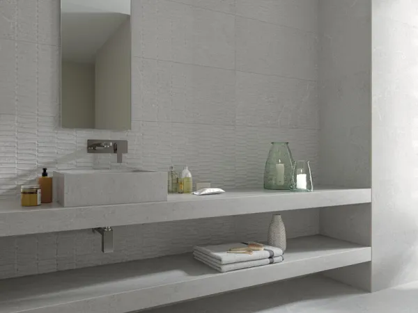 Baño con azulejos efecto cemento en tonos neutros, colección Norwich de Cifre