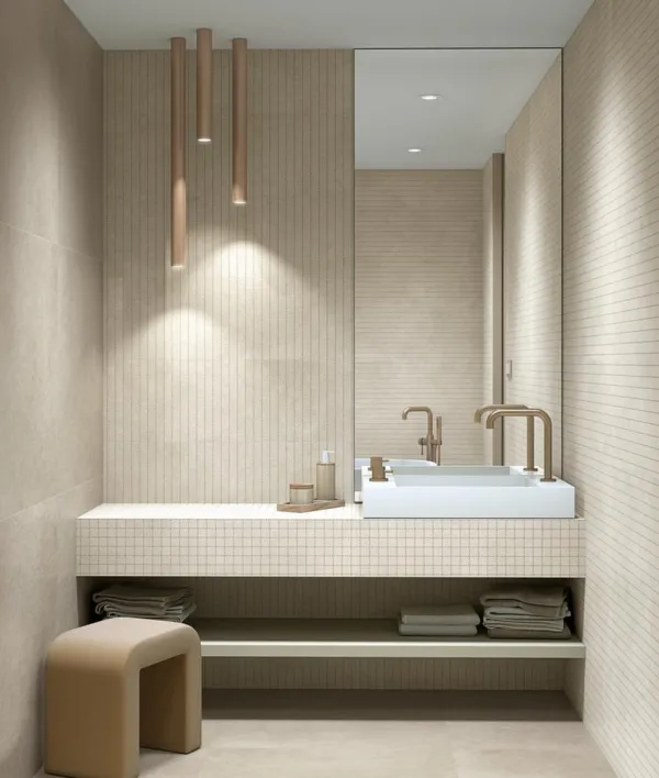 Baño con azulejos efecto cemento en tonos cálidos, colección Nuages de Vives