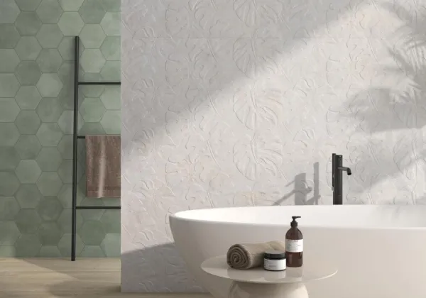 Baño con azulejos efecto cemento en tonos neutros, colección Panamera de Colorker