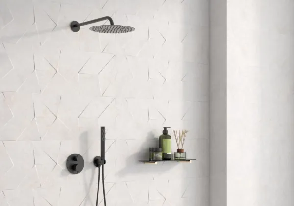 Baño con azulejos efecto cemento en tonos neutros, colección Panamera de Colorker