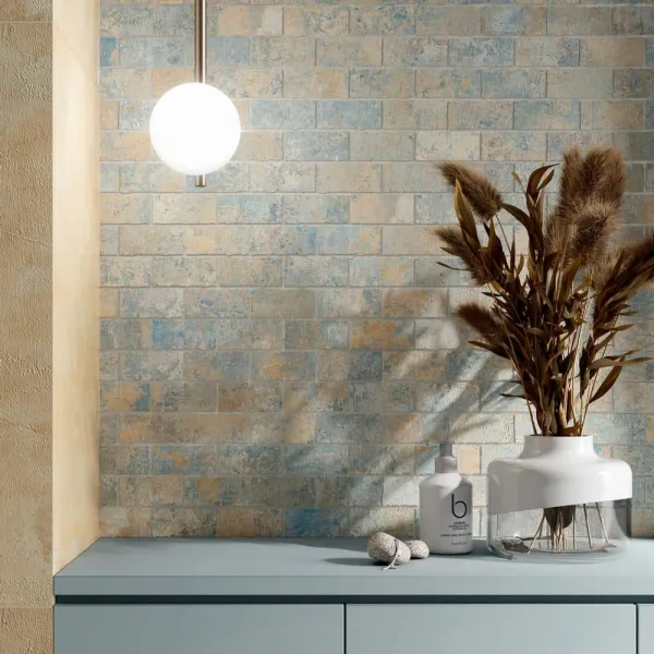 Baño con azulejos efecto cemento en tonos fríos, colección Pictura de Naxos