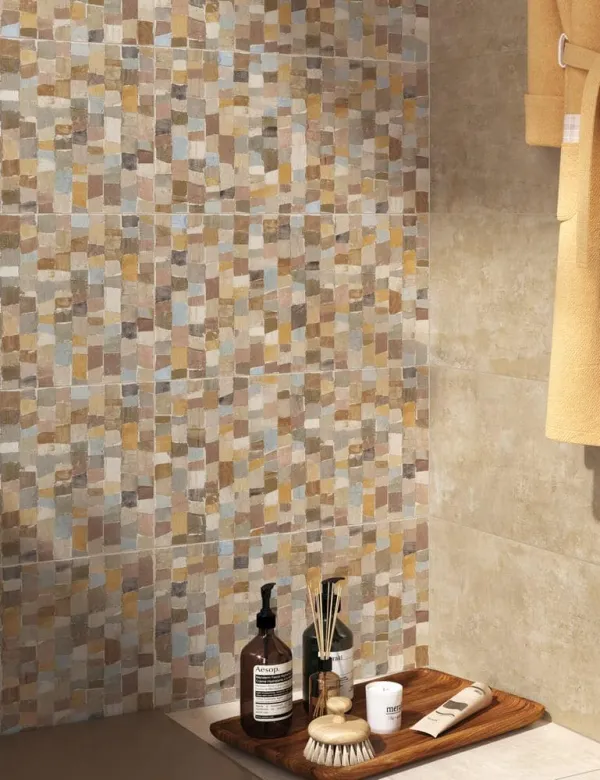Baño con azulejos efecto cemento en tonos cálidos, colección Pictura de Naxos