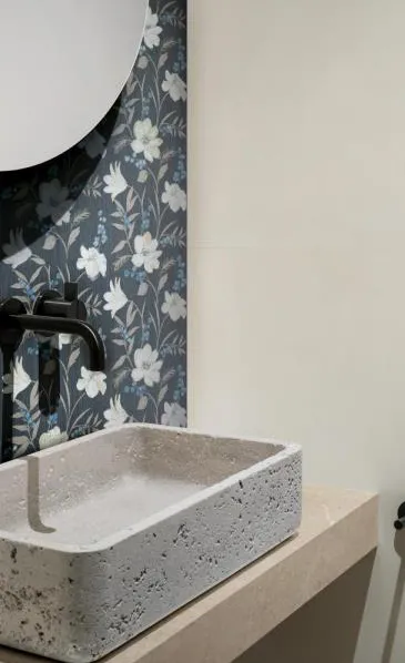 Baño con azulejos efecto cemento en tonos neutros, colección Poster de Marazzi