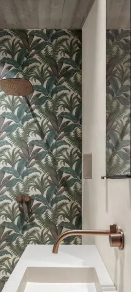 Baño con azulejos efecto cemento, colección Poster de Marazzi