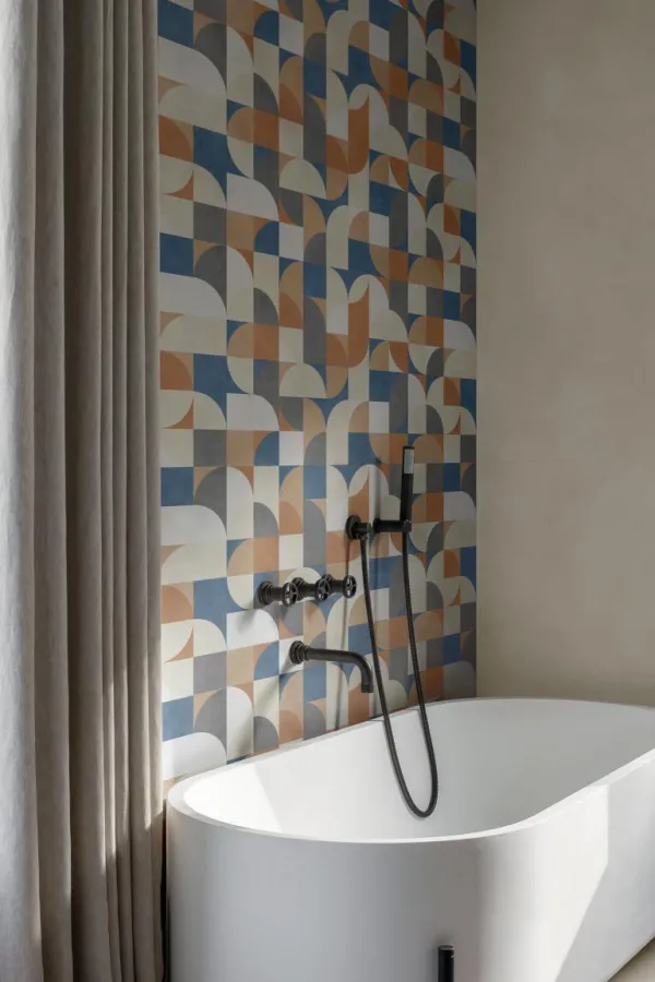 Baño con azulejos efecto cemento, colección Poster de Marazzi