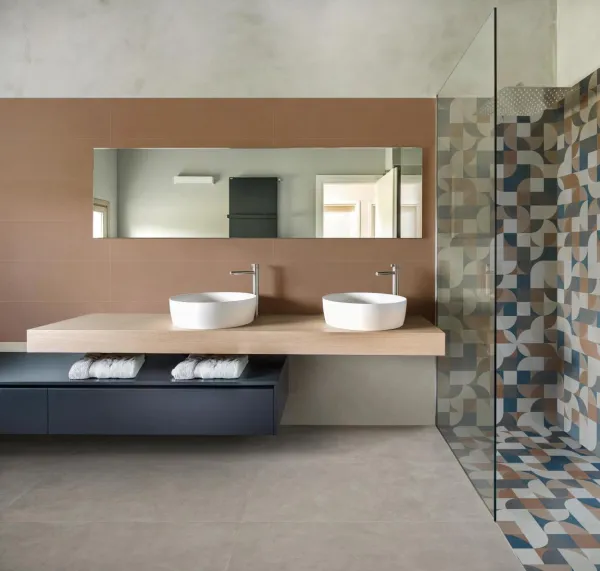 Baño con azulejos efecto cemento, colección Poster de Marazzi