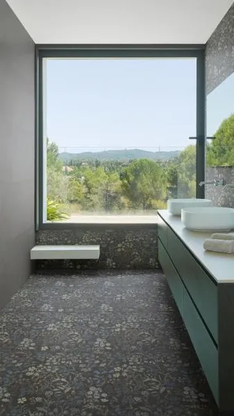 Baño con azulejos efecto cemento, colección Poster de Marazzi