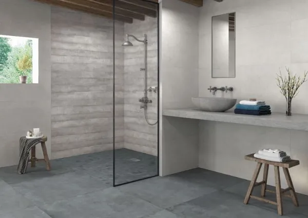 Baño con azulejos efecto cemento en tonos neutros, colección Q moma de Durstone