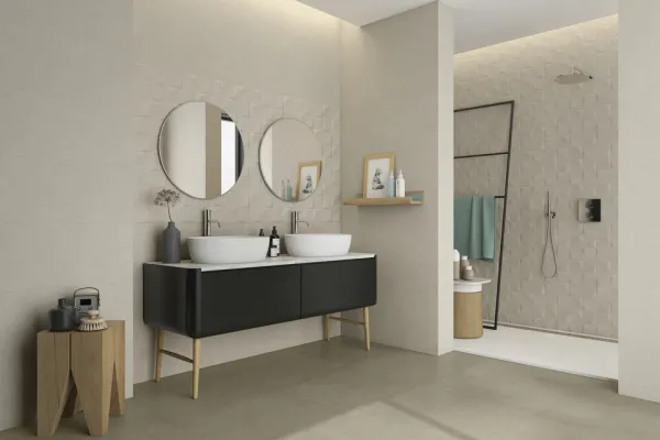 Baño con azulejos efecto cemento en tonos neutros, colección Rex de Argenta