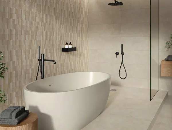 Baño con azulejos efecto cemento en tonos cálidos, colección Rhein de Alaplana