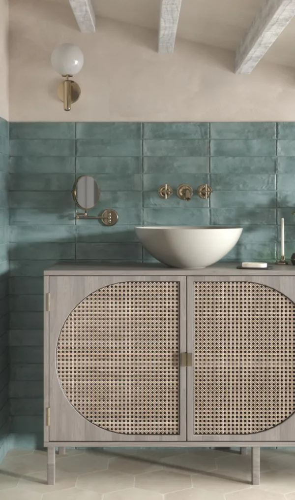 Baño con azulejos efecto cemento en tonos fríos, colección Riad de Dune