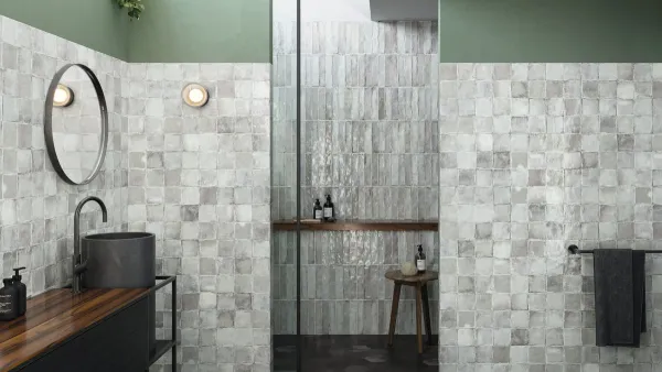 Baño con azulejos efecto cemento en tonos neutros, colección Savannah de Ape
