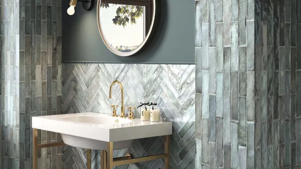 Baño con azulejos efecto cemento en tonos fríos, colección Savannah de Ape