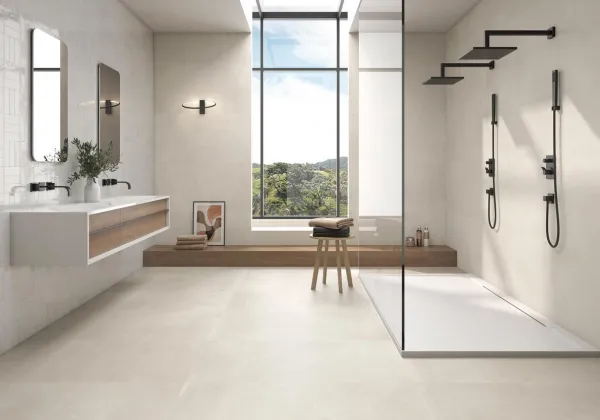 Baño con azulejos efecto cemento en tonos neutros, colección Seven de ITT