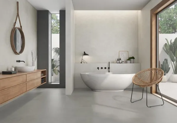 Baño con azulejos efecto cemento en tonos neutros, colección Seven de ITT