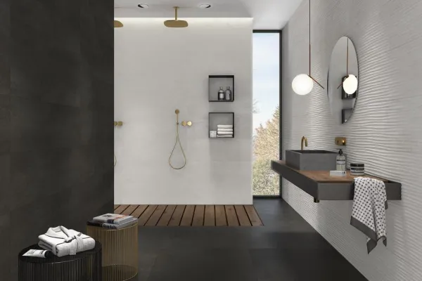 Baño con azulejos efecto cemento en tonos neutros, colección Slab de Emigres