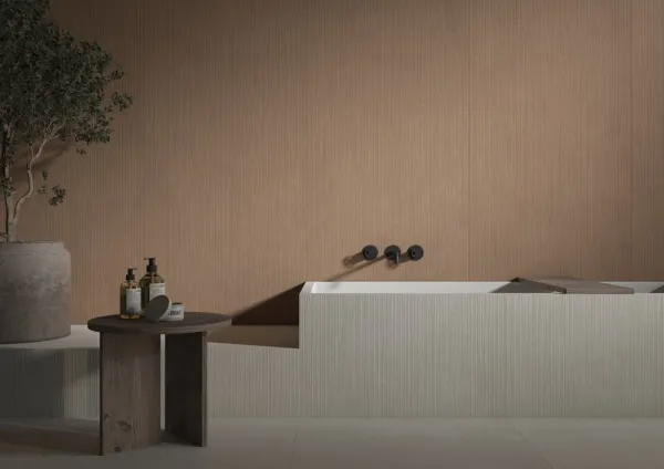 Baño con azulejos efecto cemento en tonos cálidos, colección Stucco de TAU ceràmica