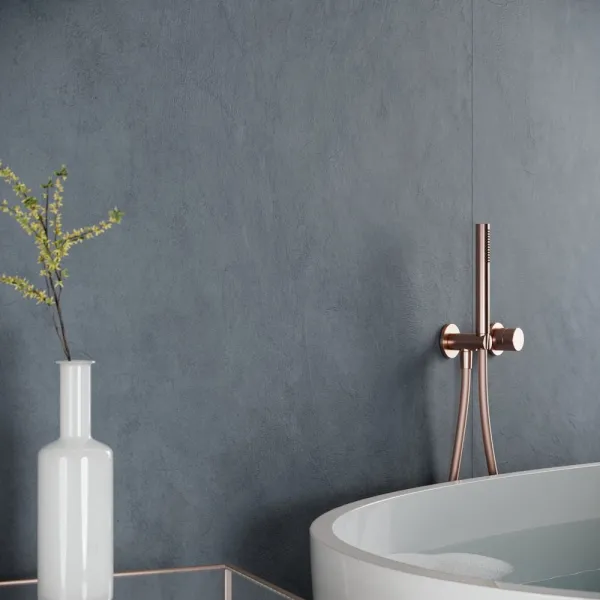 Baño con azulejos efecto cemento en tonos fríos, colección Surface de Grespania