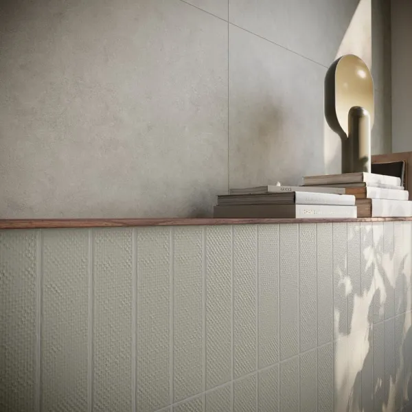 Baño con azulejos efecto cemento en tonos neutros, colección Surface de Grespania